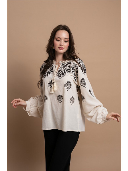 Boho εκρού μπλούζα με μαύρα κεντήματα και φούντες, Open