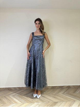 Ασημί φόρεμα με glitter και τετράγωνη λαιμόκοψη