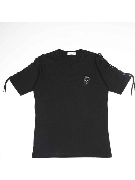 STEFAN T-SHIRT ΚΟΝΤΟΜΑΝΙΚΟ ΜΑΥΡΟ ΜΕ ΛΑΙΜΟΚΟΨΗ ΚΕΝΤΗΜΕΝΟ LOGO ΣΤΟ ΣΤΗΘΟΣ ΚΑΙ ΚΕΝΤΗΜΕΝΟ LOGO PATCH ΣΤΗΝ ΠΛΑΤΗ ΚΑΝΟΝΙΚΗ ΓΡΑΜΜΗ