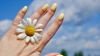 Spring Nails: Τα 10 trends που θα κυριαρχήσουν & πώς να τα πετύχεις μόνη σου