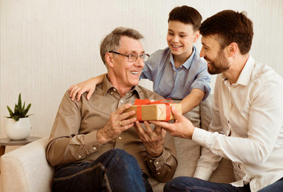 Gift Guide για την Ημέρα του Πατέρα: Έξυπνες ιδέες δώρων για κάθε τύπο μπαμπά!