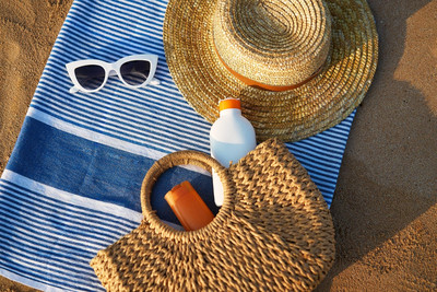 Τα beach essentials για προστασία & στιλ που... χωράνε στην τσάντα θαλάσσης σου