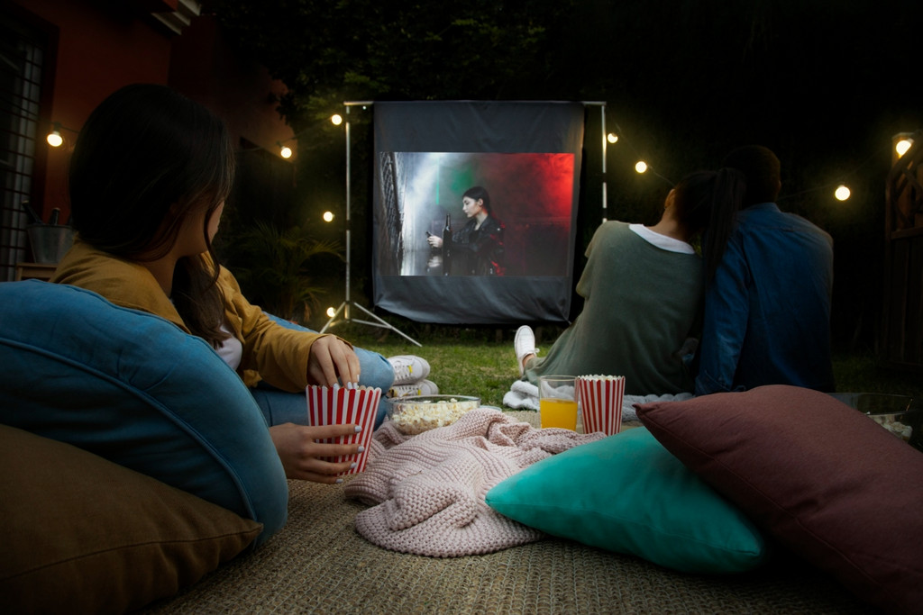 Projectors: Πώς να στήσεις ένα θερινό σινεμά στο σαλόνι ή τον κήπο σου Projectors: Πώς να στήσεις ένα θερινό σινεμά στο σαλόνι ή τον κήπο σου