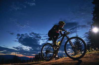 Night Running & Cycling: Ο απαραίτητος εξοπλισμός για προπόνηση μετά τη δύση του ήλιου