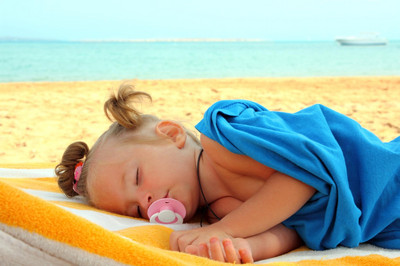"The beach nap": Πώς θα κοιμηθεί το μωρό στην παραλία με ασφάλεια και δροσιά