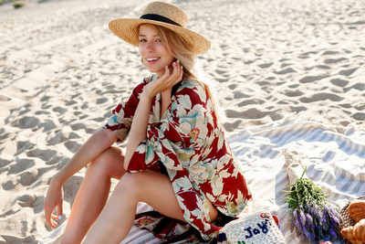 From Beach to Bar: 3 chic outfits για την παραλία από το πρωί μέχρι το βράδυ