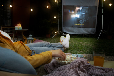 Summer Nights at Home: Πώς θα στήσεις το απόλυτο entertainment στο μπαλκόνι ή τον κήπο σου
