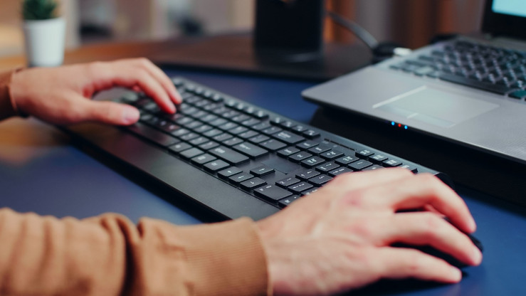 Home office glow-up: Τα 7+1 must-have προϊόντα που θα «απογειώσουν» την παραγωγικότητά σου!