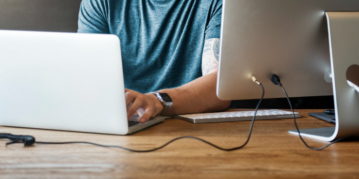 Home office glow-up: Τα 7+1 must-have προϊόντα που θα «απογειώσουν» την παραγωγικότητά σου!