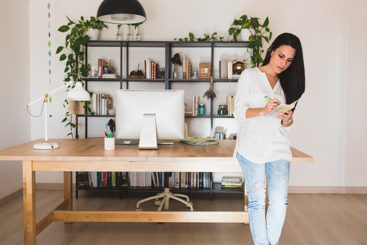 Home office glow-up: Τα 7+1 must-have προϊόντα που θα «απογειώσουν» την παραγωγικότητά σου!