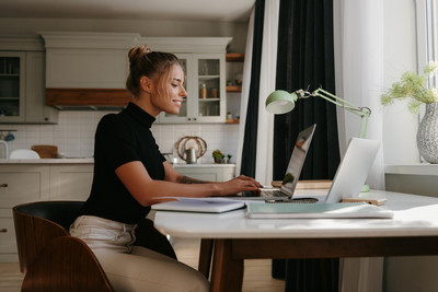 Home office glow-up: Τα 7+1 must-have προϊόντα που θα «απογειώσουν» την παραγωγικότητά σου!