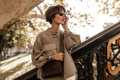 Autumn handbag trends: Τα must χρώματα και σχέδια του φθινοπώρου