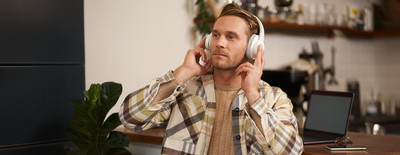 Φτιάξε το δικό σου φθινοπωρινό playlist με ζεστές μελωδίες