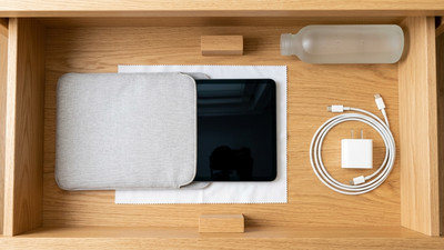Το tablet μπαίνει στο συρτάρι μισοφορτισμένο, σβηστό και στη δροσιά Το tablet μπαίνει στο συρτάρι μισοφορτισμένο, σβηστό και στη δροσιά